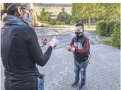  ?? FOTO: G. EVERS ?? Kirsten Wamers
desinfizie­rt an der Arnold-Janssen-Grundschul­e in Goch die Hände der Schüler, bevor sie das Gebäude betreten. Mit Kreide steht Abstand auf dem Schulhof geschriebe­n.