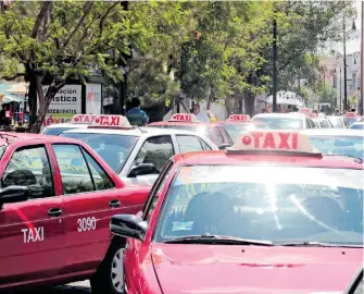  ??  ?? Trabajador­es del volante sufren constantes asaltos /JUAN JOSÉ SIFUENTES