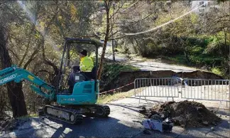  ?? (Photo DR) ?? Sur la route de Saint-Sauveur, la chaussée s’est effondrée sur plusieurs mètres.