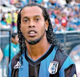  ?? FOTO: MEXSPORT ?? Ronaldinho, en un juego de Liga con Querétaro