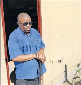  ?? Picture: SIBONGILE NGALWA ?? WAY TOO LONG: Siyabulela Mdyobo, who is blind, outside his temporary Bungalow that has started to show cracks. He has been waiting for a new RDP house for six years