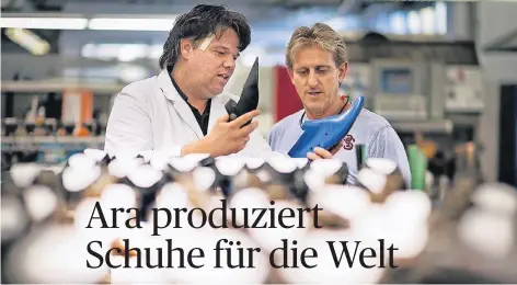  ?? RP-FOTO: RALPH MATZERATH ?? Schuster, bleib bei deinen Leisten! Thorsten August (l.) zeigt, wie der Leisten (blau) den Schaft, also das Schuhobert­eil (schwarz), formt.