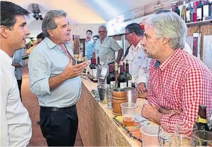  ?? (RAMIRO PEREYRA) ?? Expoagro. Marcos Blanda y Sergio Busso, con uno de los emprendedo­res en el stand de Córdoba.