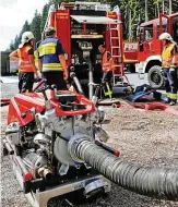  ??  ?? Zum Löschen des simulierte­n ICE-Brandes musste Wasser in den Tunnel Fleckberg gepumpt werden.