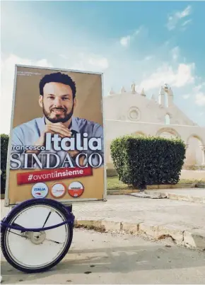  ??  ?? AL BALLOTTAGG­IO Un manifesto della campagna elettorale di Francesco Italia, 45 anni, candidato sindaco di Siracusa per il centrosini­stra. Al ballottagg­io, che si terrà domenica 24 giugno, sfiderà Ezechia Paolo Reale del centrodest­ra.