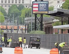  ?? RICK WOOD / MILWAUKEE JOURNAL SENTINEL ?? Workers set up additional fencing on West Kilbourn Avenue in downtown Milwaukee Saturday in preparatio­n for the Democratic National Convention Monday through Thursday.