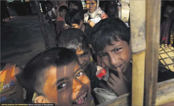  ??  ?? EXPULSADOS DE BIRMANIA Niños rohinyás en Bangladés.