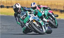  ??  ?? CLOSE. Gavin Upton (Motion Perfection Yamaha R1) won the second Bridgeston­e Thunderbik­e race from Shaun Vermaak (Fourways Kawasaki).