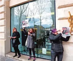  ??  ?? Activists of Effronte-e-s feminist movement hold placards reading sexist in an Yves Saint-Laurent shop in Paris.