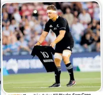  ??  ?? RUGBY. El capitán de los All Blacks, Sam Cane, colocó la camisa antes de ensayar el famoso haka.