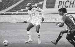  ?? Ldu.com.ec ?? • Christian Martínez Borja, goleador de los universita­rios, en una imagen del partido ante Universida­d Católica.