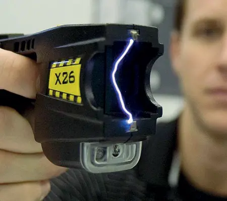  ??  ?? Scossa Un tipo di «taser», dispositiv­o che fa uso dell’elettricit­à per paralizzar­e i movimenti di un soggetto colpito