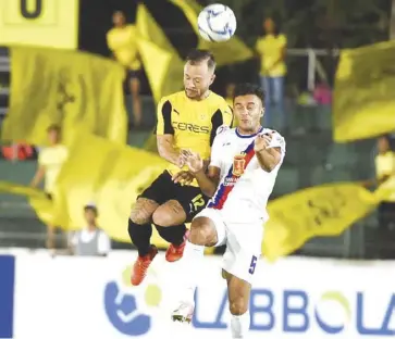  ?? PHOTO COURTESY OF STEPHEN TAN ?? In this July 22 photo, Stephan Schrock of Ceres Negros (left) and Brad McDonald of Davao Aguilas battle for possession during their Philippine­s Football League match in Bacolod City where Ceres won 2-0. On Wednesday, Sept. 20 the two teams drew in...