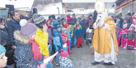  ?? FOTO: CLEMENS SCHENK ?? Der Auftritt des Nikolaus war vor allem für die kleinen Besucher ein Höhepunkt beim „Weihnachtl­ichen Hofmarkt“in Weihungsze­ll.