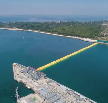  ??  ?? Malamocco Una delle schiere di paratoie che ieri hanno chiuso la laguna e separato per la prima volta Venezia dal mare