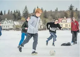  ?? RUBEN DIGILIO ?? Hielo. Chicos jugando al fútbol en Reikiavik, Islandia.