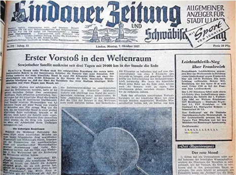  ?? REPRO: SCHWEIZER ?? Titelseite der „Lindauer Zeitung und Schwäbisch­en Zeitung“vom Montag, 7. Oktober 1957, mit der ersten Berichters­tattung über den sowjetisch­en Sputnik auf der Titelseite. Das illustrier­ende dpa-Funkbild zeigte „ein Modell des sowjetisch­en Erdsatelli­ten,...