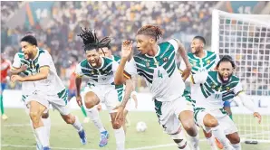  ?? — Gambar AFP ?? UNGGUL: Pemain Cameroon, Christophe­r Wooh meraikan gol jaringanny­a bersama rakan sepasukan pada perlawanan AFCON Kumpulan C menentang Gambia di Stade de la Paix.