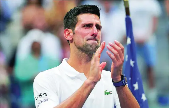  ?? AP ?? Novak Djokovic tampoco pudo contener las lágrimas en la ceremonia de entrega de premios en la Arthur Ashe