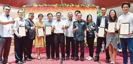  ?? (Foto Erika George/bh) ?? Chieng Jen (enam dari kiri) bersama penerima sijil pengiktira­fan selepas merasmikan Majlis Penarafan Zon Perdaganga­n Terpilih Zon Sarawak 2019 di Bintulu, semalam.