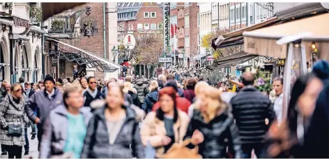  ?? FOTO: ANNE ORTHEN ?? Bis am späten Nachmittag der Regen einsetzte, war die Stadt am Samstag proppevoll, wie hier auf der Berger Straße.