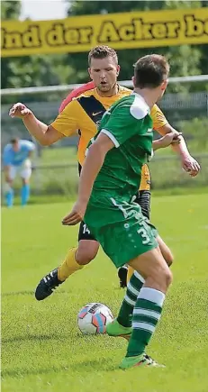  ?? RP-FOTO: KLAUS-DIETER STADE ?? Stefan Chciuk (links, SV Hö.-Nie.) versucht den Ball am Weseler Abwehrspie­ler Johannes Bruns vorbeizule­gen.