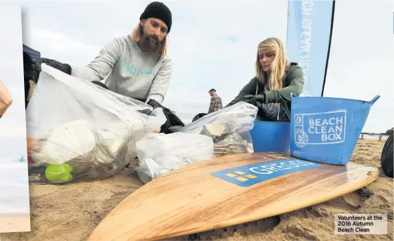  ??  ?? Volunteers at the 2016 Autumn Beach Clean