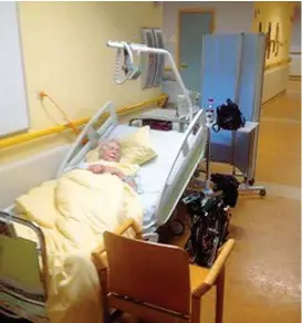  ??  ?? Theresia G. ( 89) verbrachte Silvester am Gang des Spitals