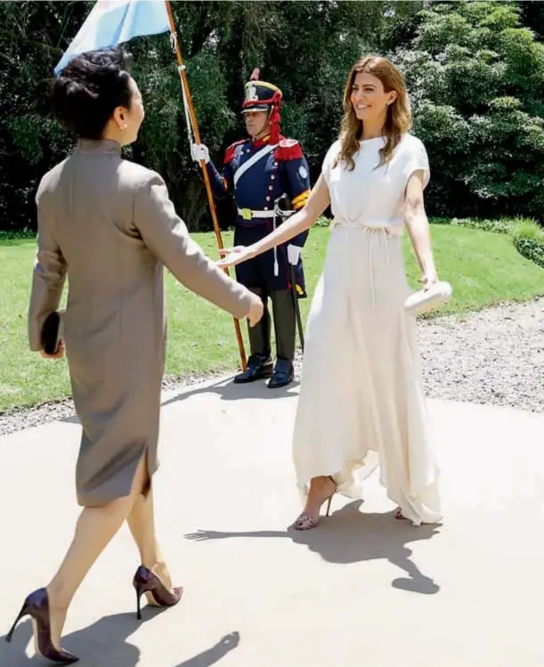  ??  ?? Juliana recibió con un cálido saludo a Peng Liyuan, la primera dama china que supera en fama a su marido. Cantante lírica, elogió la música argentina.