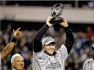  ?? MATT ROURKE / AP ?? Injured starting quarterbac­k Carson Wentz got in on the celebratio­n, holding the George Halas Trophy after his Eagles dismantled the Vikings 38-7 Sunday for the NFC Championsh­ip.