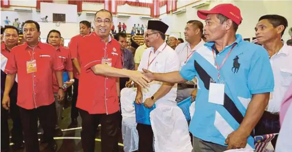  ?? [FOTO MALAI ROSMAH TUAH/BH] ?? Salleh bersalam dengan perwakilan pada Mesyuarat UMNO Kota Belud di Dewan Tun Said, Kota Belud, semalam.