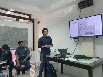  ??  ?? DATA VISUALIZAT­ION. Urban planner Alyosha Ezra Mallari presents data visualizat­ion results of the study to members of the transport sector of Magalang town.