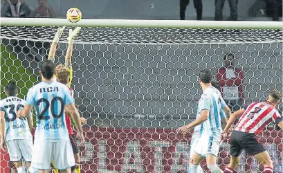  ??  ?? Siempre firme. Gabriel Arias evita el gool ante un desvío en Retegui. Luego salvó ante la Gata Fernández.