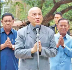  ?? MOI ?? King Norodom Sihamoni donates goods to people at Trapeang Kreunh village in Kampong Speu province’s Thpong district on January 24.