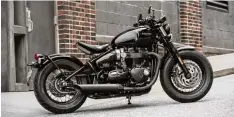  ??  ?? Zurück in die Zukunft: Mit der Bonneville Bobber Black schiebt Triumph für 2018 ein weiteres gelungenes Retro Bike nach.