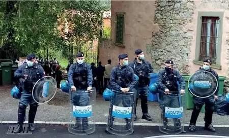  ??  ?? Schierati
I poliziotti in assetto antisommos­sa per tutta la giornata di ieri fuori dalla Cascina Ponchia, dopo il blitz all’alba: murate le porte, all’interno non c’era nessuno