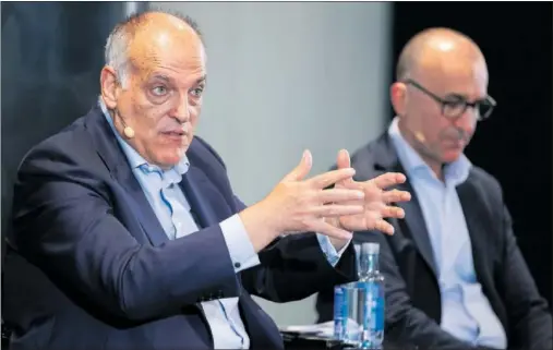  ?? ?? Javier Tebas, presidente de LaLiga, junto a Javier Gómez, padre del control económico y director general corporativ­o.
