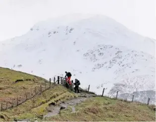  ?? AP ?? Gestern waren schon wieder Bergsteige­r auf dem Weg zum Ben Nevis.