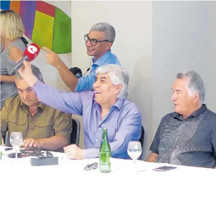  ?? FABIAN GASTIARENA ?? Duros. Juan Schmid, Hugo Moyano y Luis Barrionuev­o en el asado de ayer en Mar del Plata.