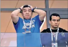  ??  ?? INCRÉDULO. Maradona se echa las manos a la cabeza.