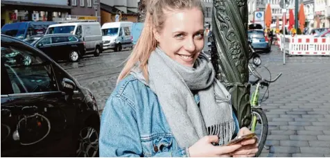  ?? Foto: Silvio Wyszengrad ?? Die 24 jährige Nina Arnold will mit ihrem Blog „About Blank“in erster Linie zeigen, dass Augsburg viel mehr zu bieten hat, als vielleicht viele junge Menschen denken. Sie selbst hat einige Lieblingso­rte in der Fuggerstad­t.
