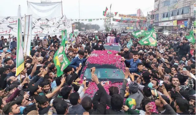  ?? Twitter photo ?? ↑
Supporters welcome PML-N vice president Maryam Nawaz as she arrives for a rally in Wazirabad on Monday.