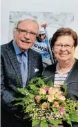  ??  ?? Ehrenvorst­and Karl Heinz Englet wür digte auch das Engagement von Woppo was Ehefrau Christa.