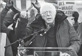  ??  ?? El senador Bernie Sanders ayer, en un mitin en defensa de la clase obrera celebrado afuera del Capitolio, en Washington, para celebrar el retiro de Andrew Puzder como secretario del Trabajo ■ Foto Afp