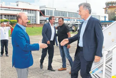  ?? TÉlam ?? Gildo Insfrán recibió a Macri en el aeropuerto formoseño