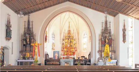  ?? FOTO: RUTH EBERHARDT ?? Mit viel Liebe zum Detail ist die Weißensber­ger Kirche St. Markus innen renoviert worden. Dabei erhielt auch der Chorraum einige Farbakzent­e.