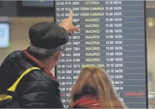  ?? ?? Panel de vuelos del aeropuerto de Sevilla // RAÚL DOBLADO