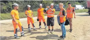  ?? FOTO: STORZ ?? Team aus Jung und Alt – Polier Kai Penkwitz macht sich als Kamera-Assistent nützlich.