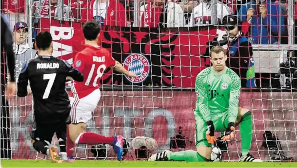  ?? BILD: SN/APA/AFP/GUENTER SCHIFFMANN ?? Manuel Neuer war beim 2:1 von Cristiano Ronaldo chancenlos – Bayern-Verteidige­r Juan Bernat konnte nur zusehen.