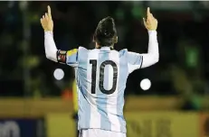  ?? FOTO: DPA ?? Alles Gute kommt von oben: Argentinie­ns Kapitän Lionel Messi nach dem ganz persönlich­en Triumph in Ecuador.